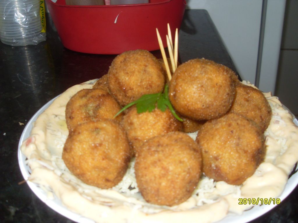 Bolinho empanado de linguiça de porco