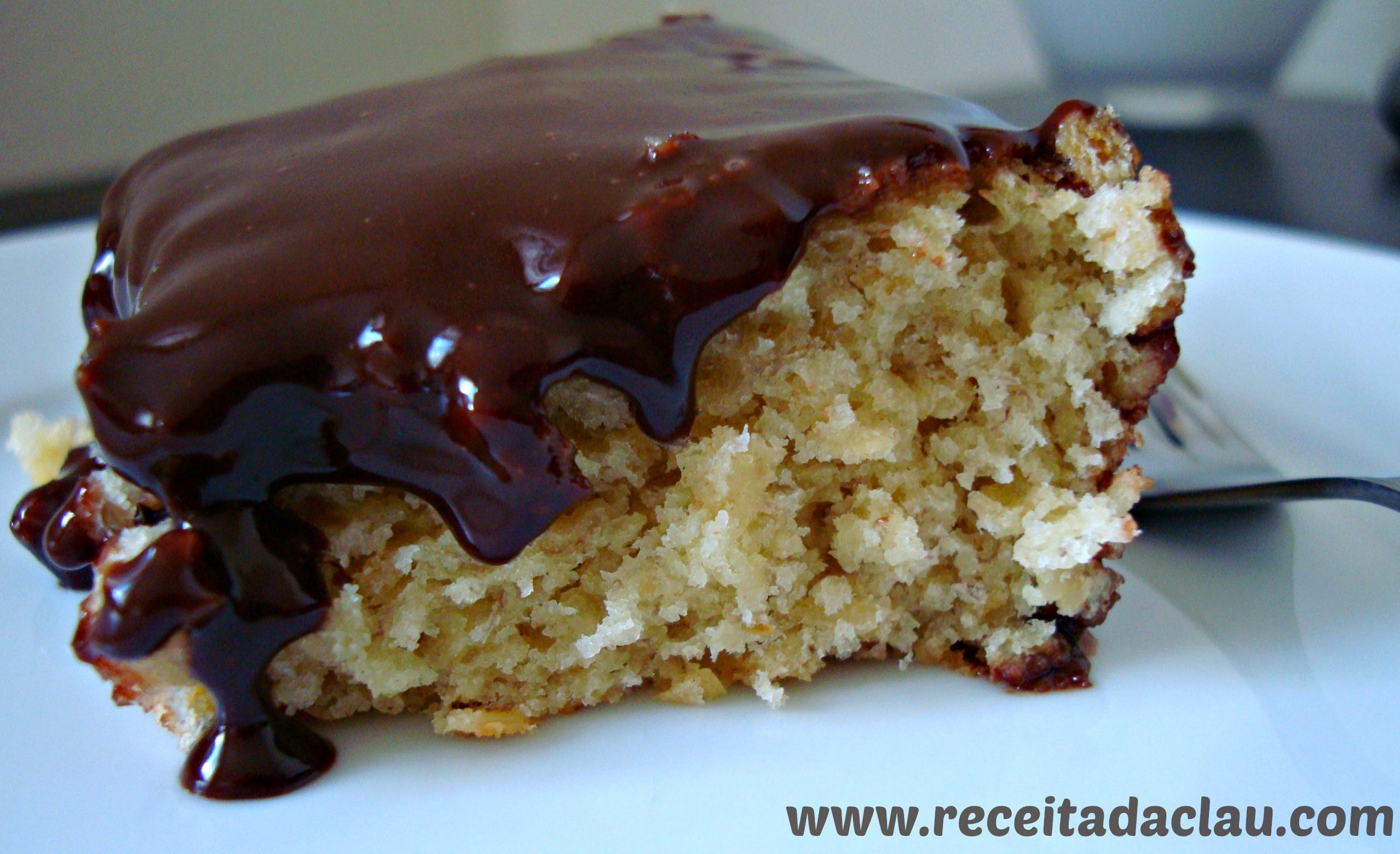 Bolo branco com ganache de chocolate