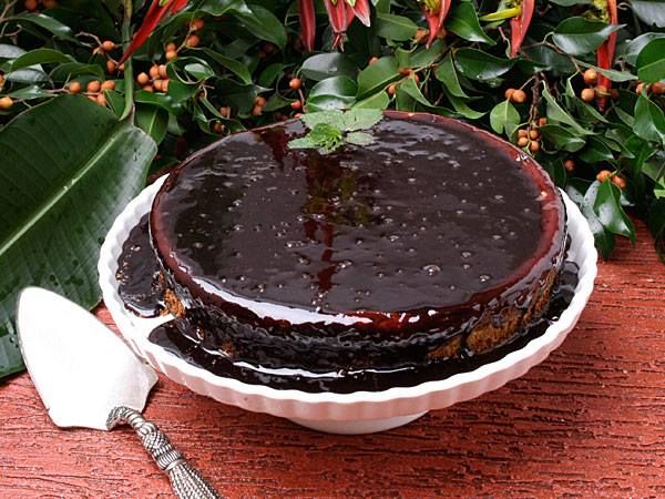 Bolo de açaí com calda de chocolate