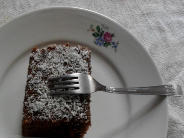 Bolo de achocolatado com calda e coco ralado