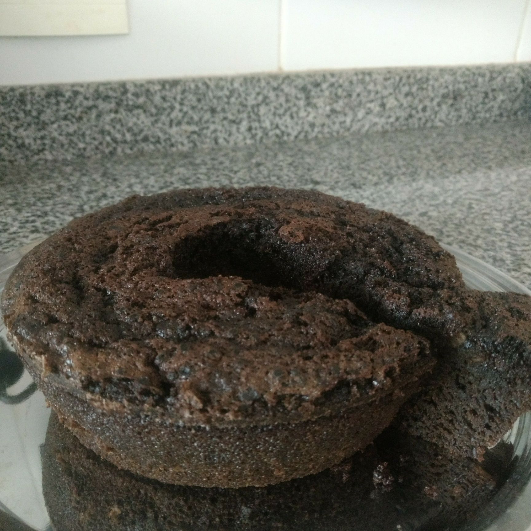 Bolo de alfarroba e café solúvel