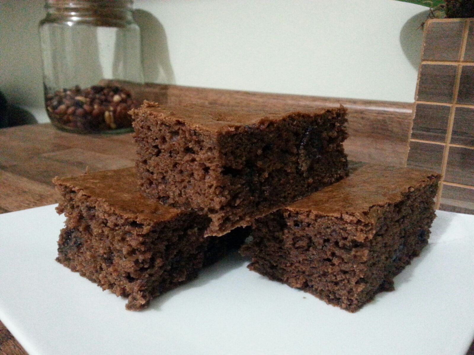 Bolo de amendoim e cacau com gotas de chocolate