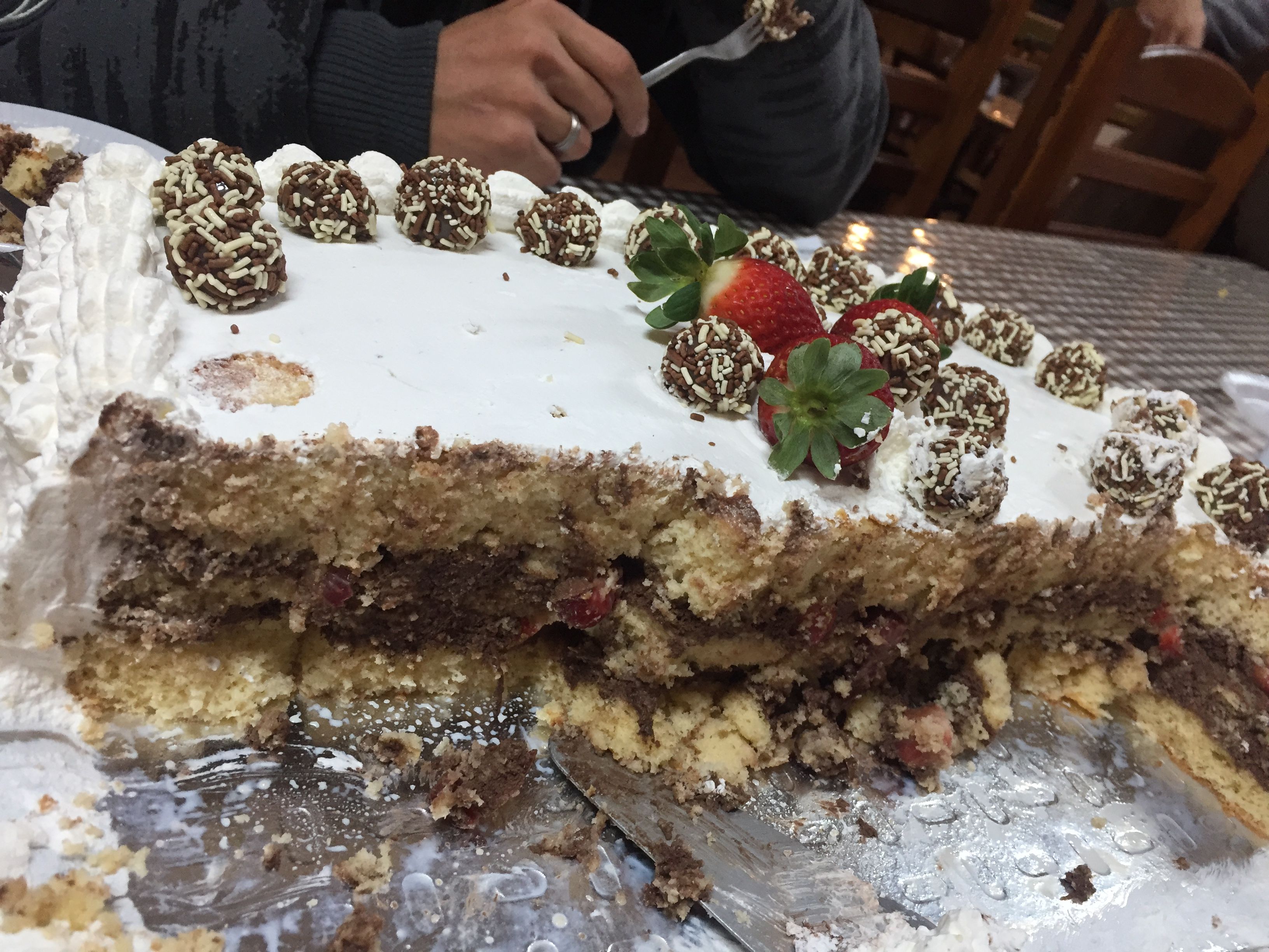 Bolo de aniversário – mousse de chocolate c/ morangos