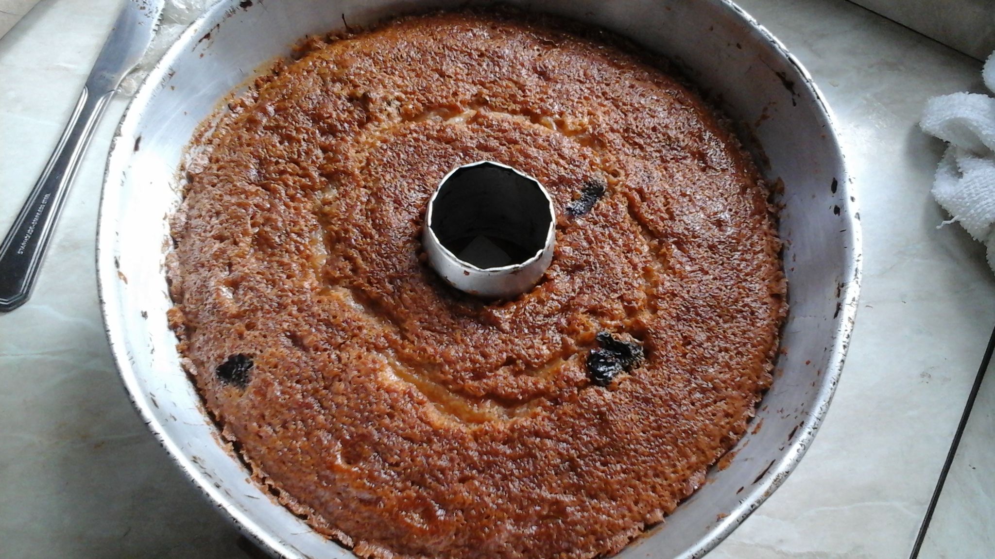 Bolo de arroz integral com ameixa e cravo da índia