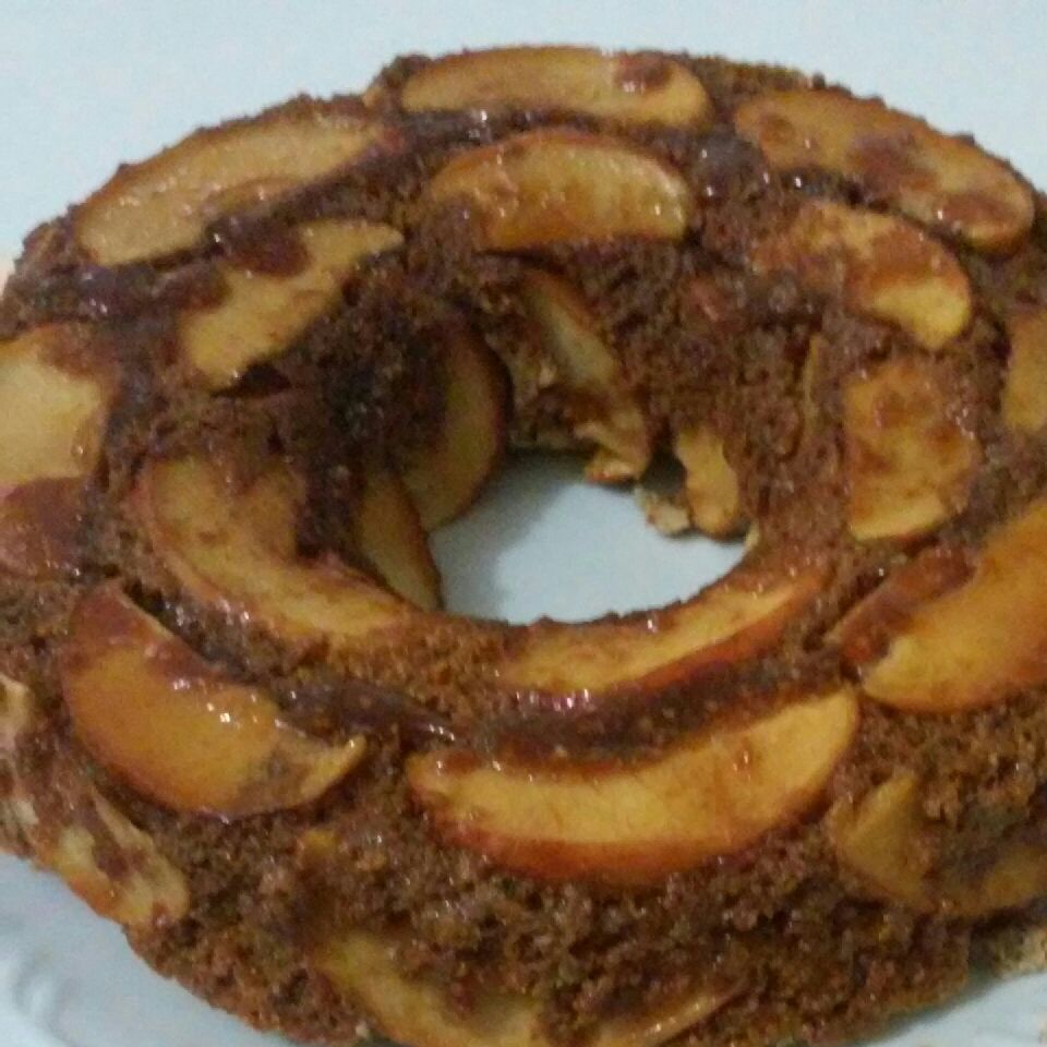 Bolo de aveia com maçã caramelizada