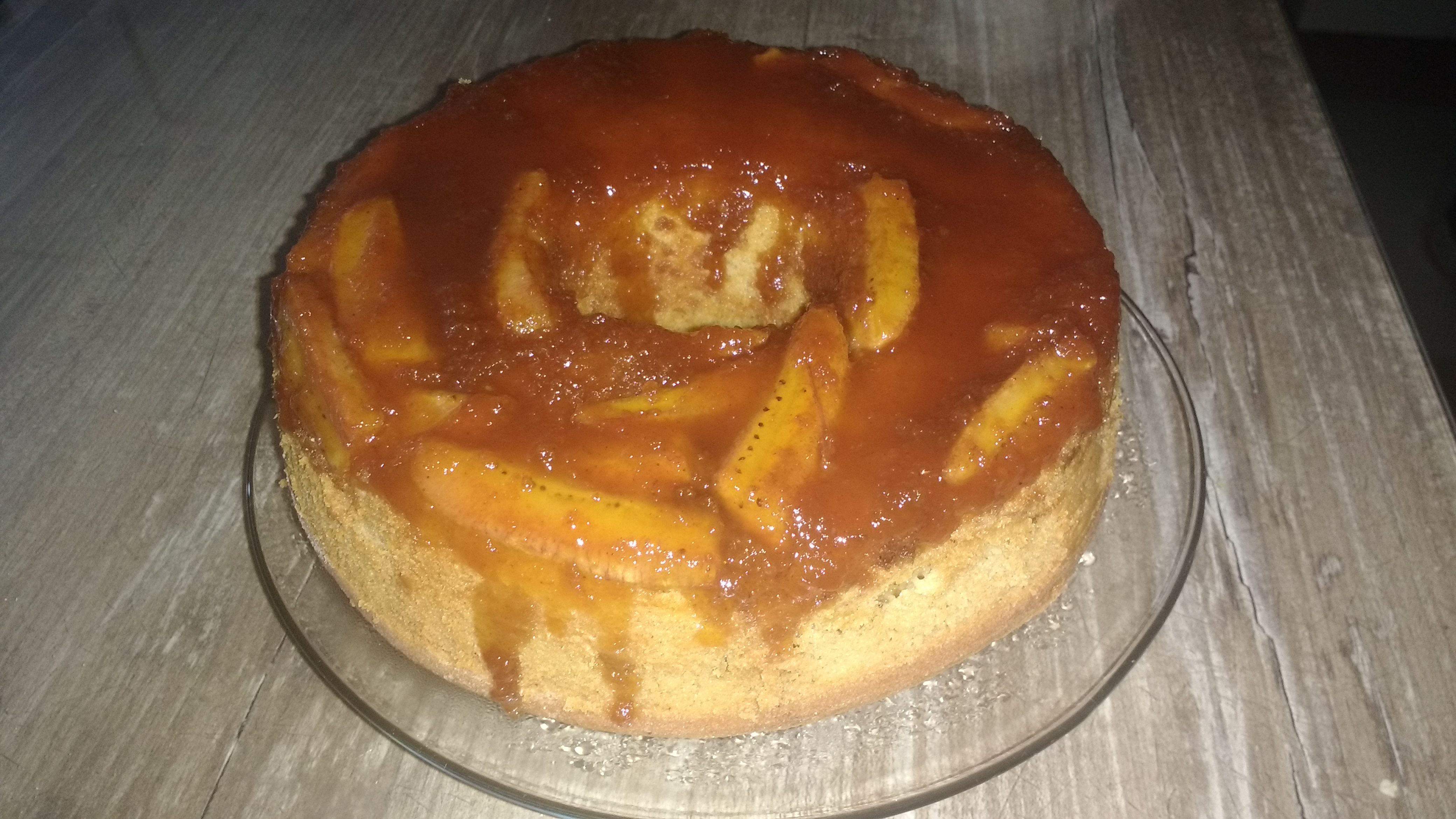 Bolo de banana caramelizado de massa pronta