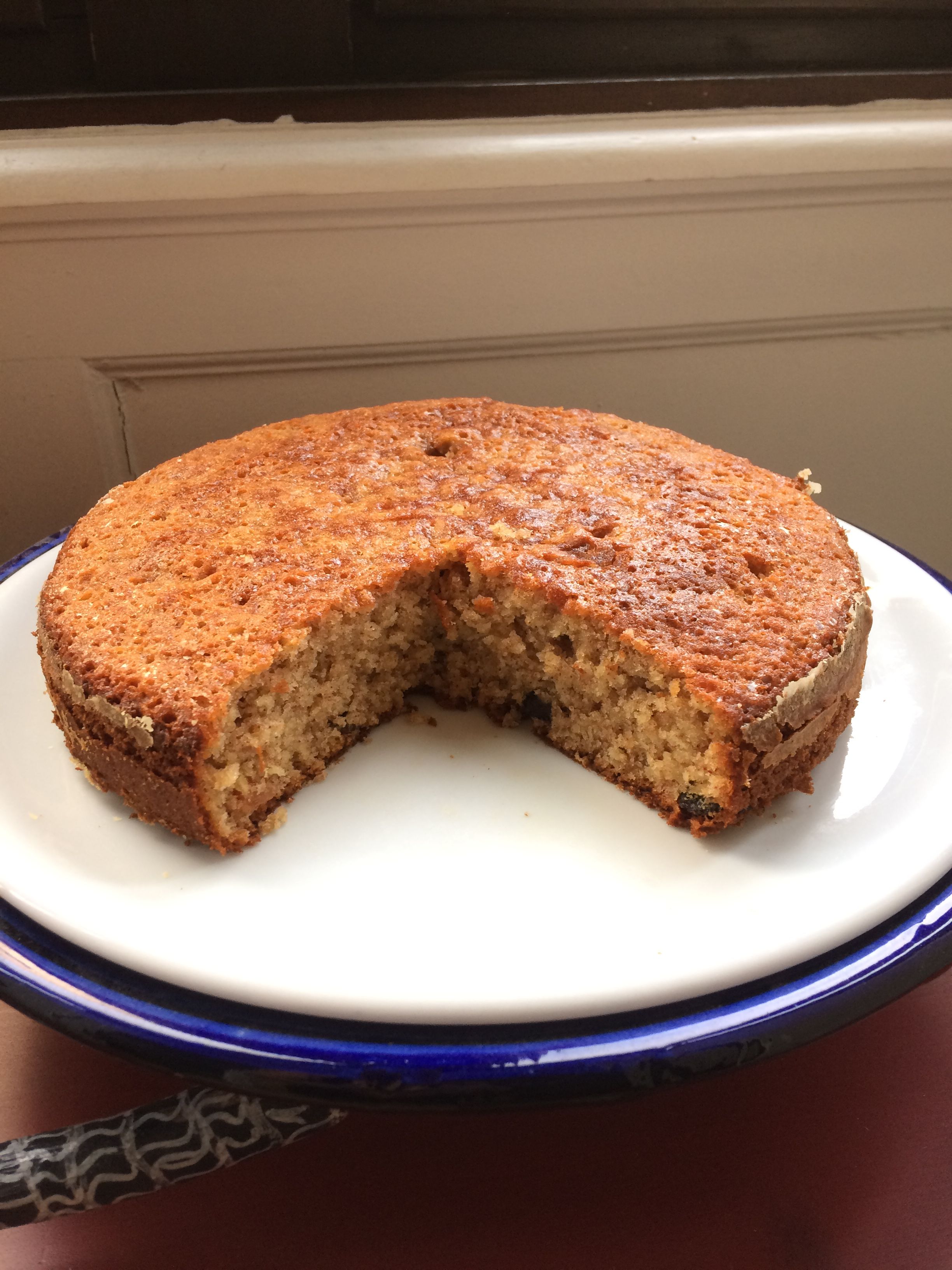 Bolo de banana com aveia, uvas passas e canela