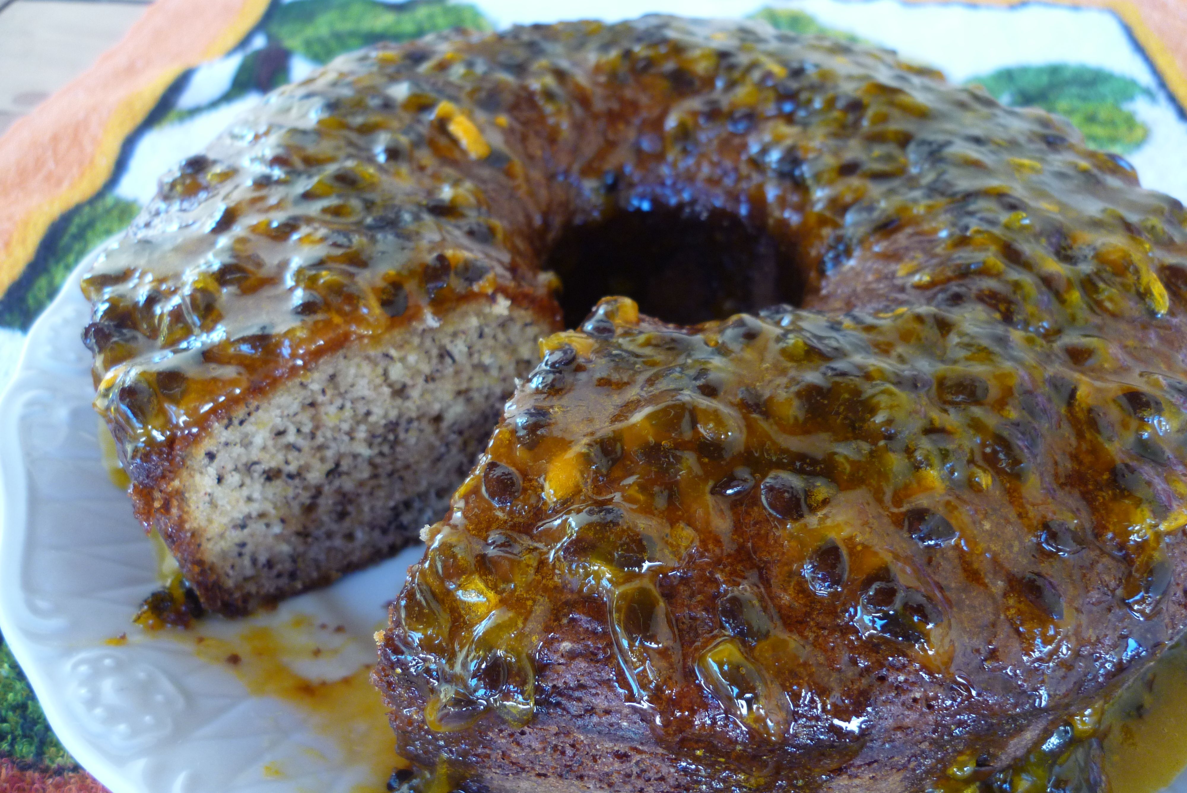 Bolo de banana com calda de maracujá