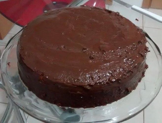 Bolo de banana com cobertura de chocolate