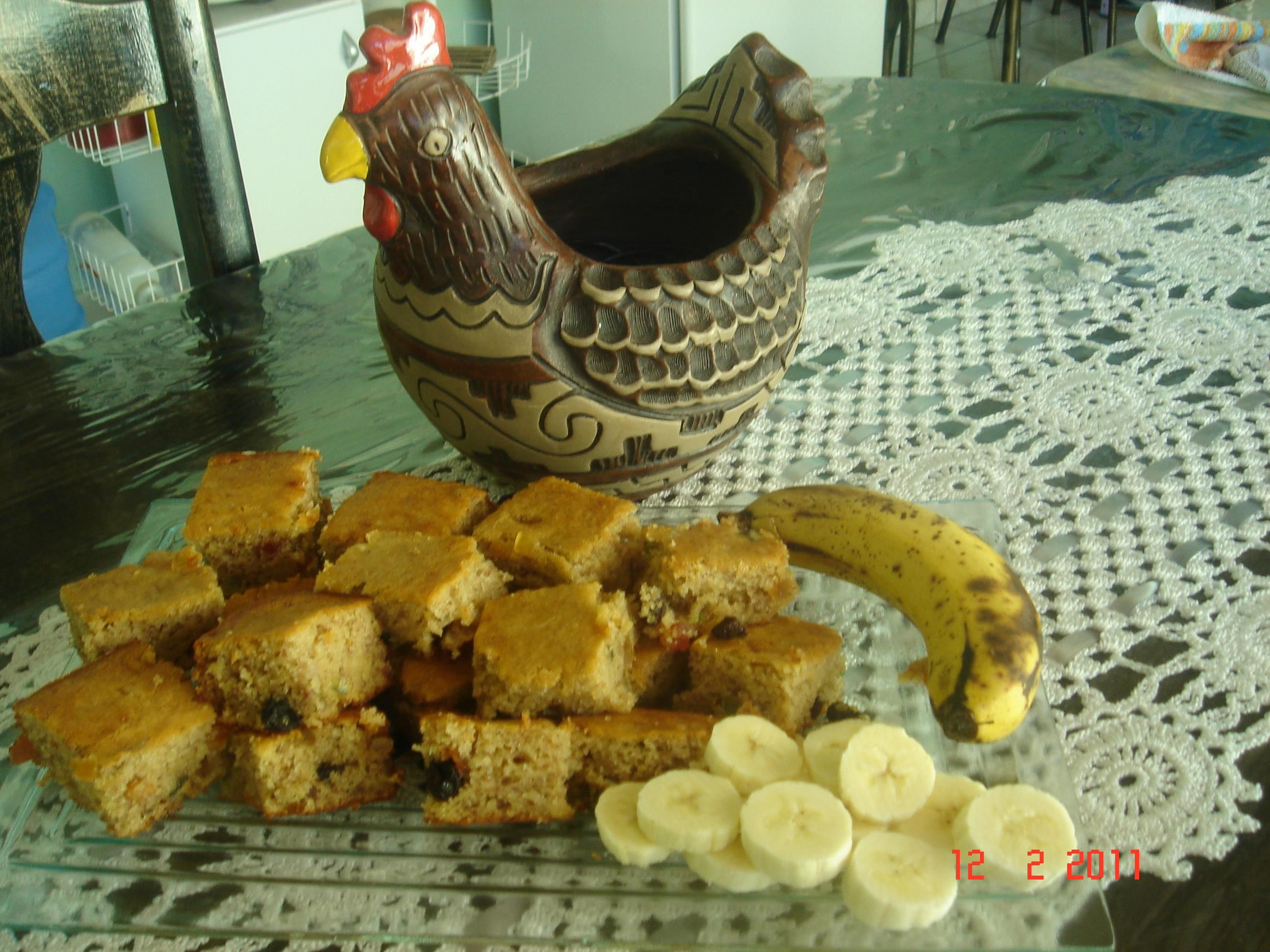 bolo de banana com frutas cristalizadas