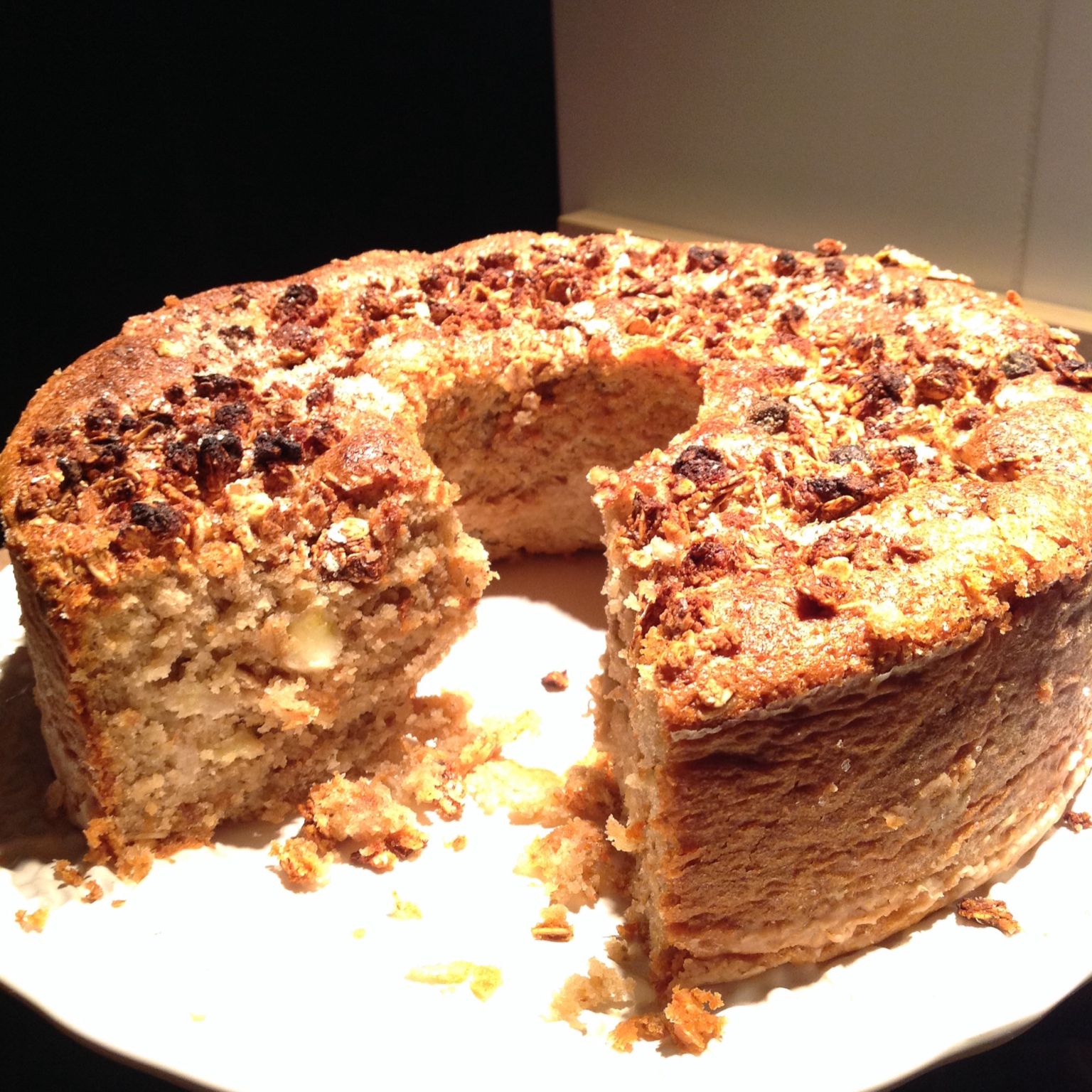 Bolo de banana com granola, damasco e tâmaras