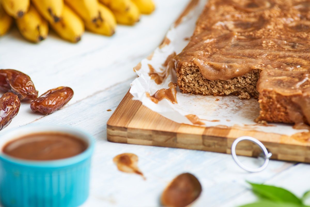 Bolo de banana sem açúcar com calda de tâmara