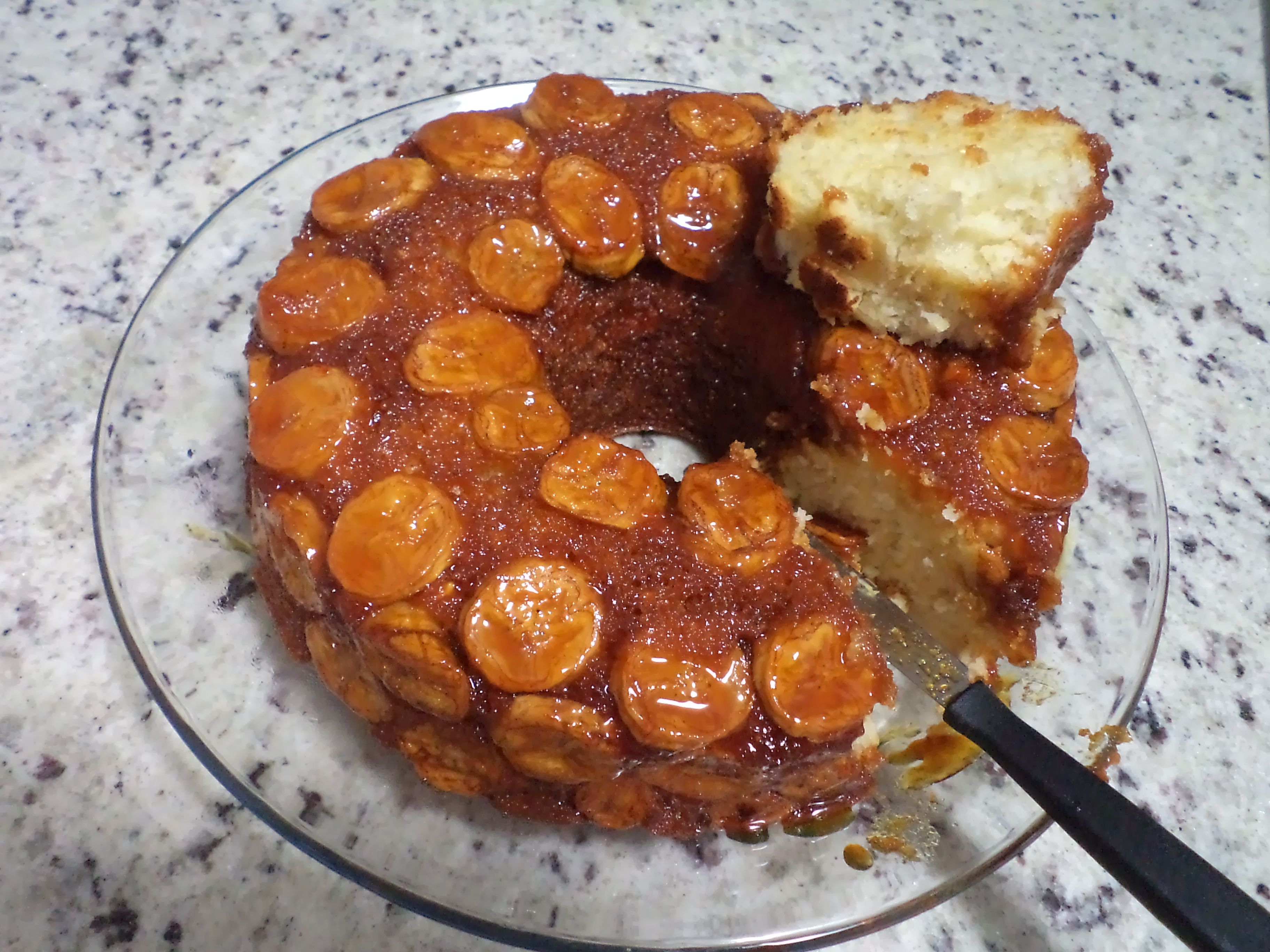 Bolo de bananas caramelizadas