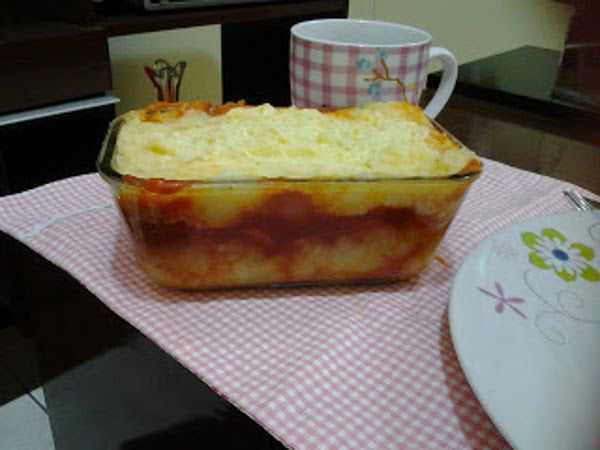 Bolo de batata com salsicha e queijo