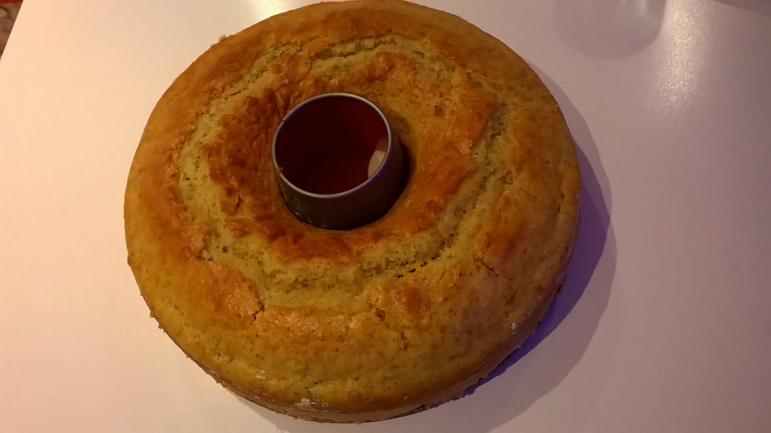 Bolo de baunilha com ameixas vermelhas (liquidificador)