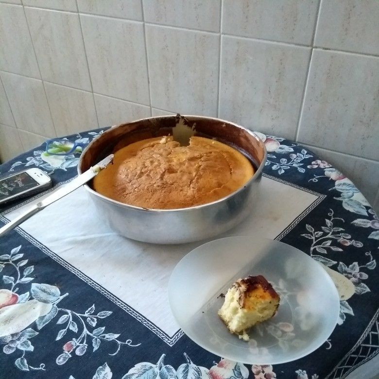 Bolo de baunilha com banana cremosa