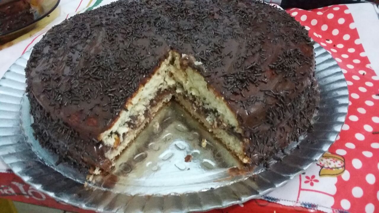 Bolo de baunilha com recheio de chocolate