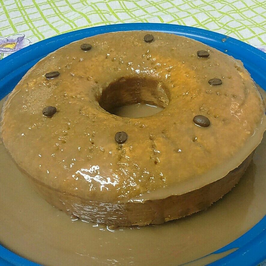 Bolo de baunilha sem fermento com cobertura de capuccino