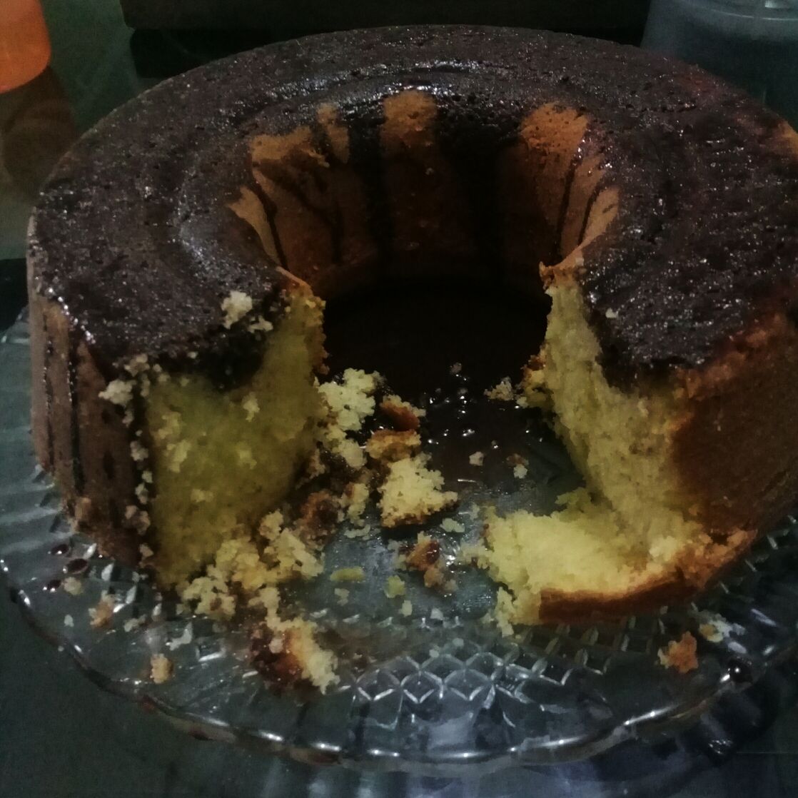 Bolo de bergamota com calda de chocolate