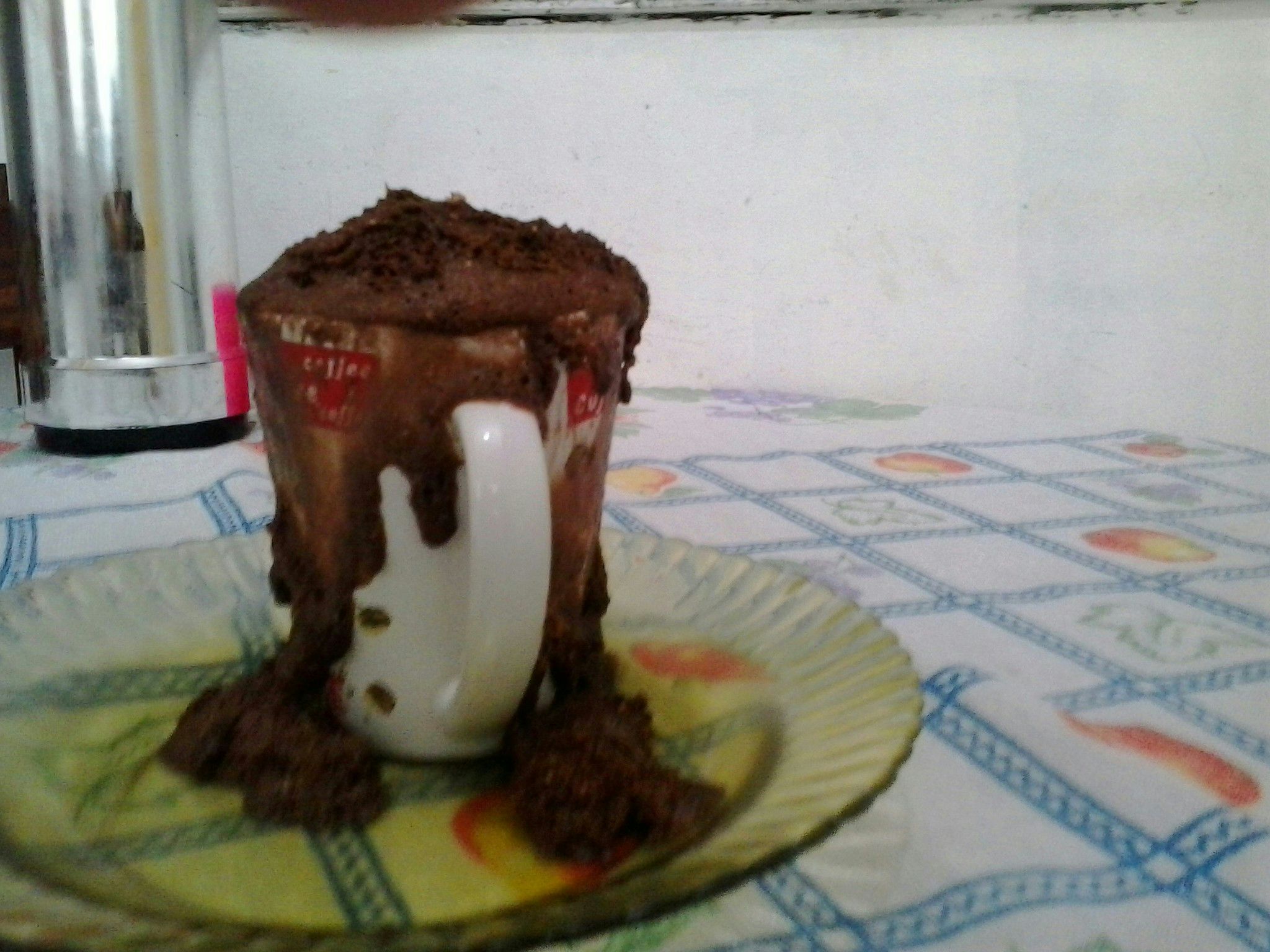 Bolo de caneca com calda de chocolate