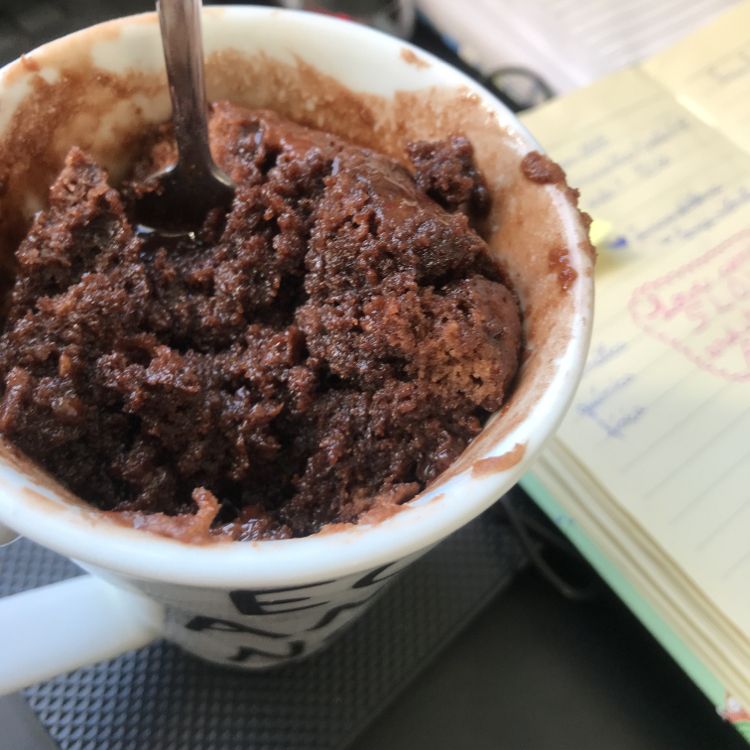 Bolo de caneca com cobertura de chocolate