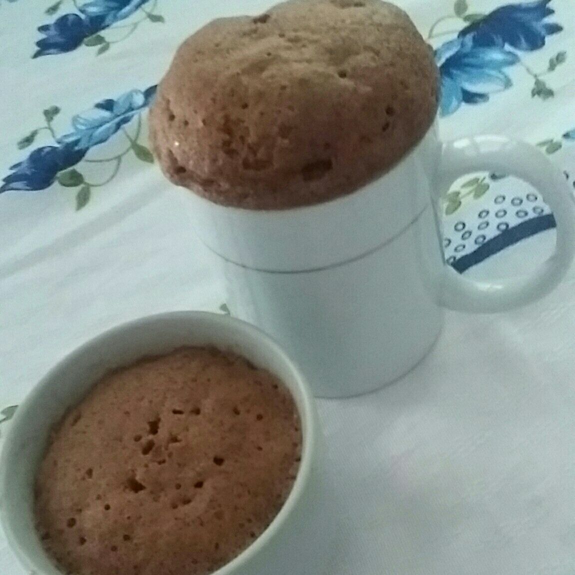 Bolo de caneca com refrigerante de cola