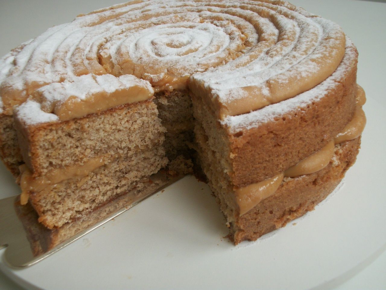 Bolo de canela com recheio e cobertura de doce de leite