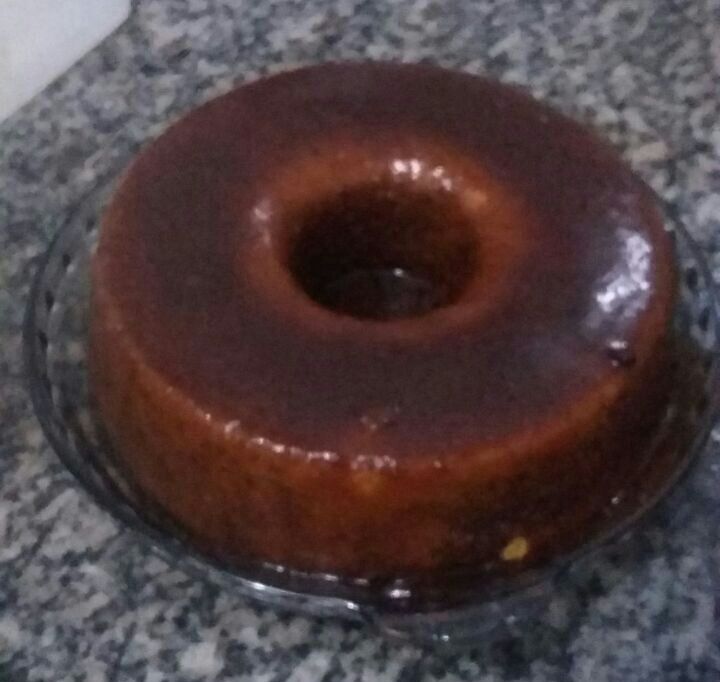 Bolo de cenoura com calda crocante