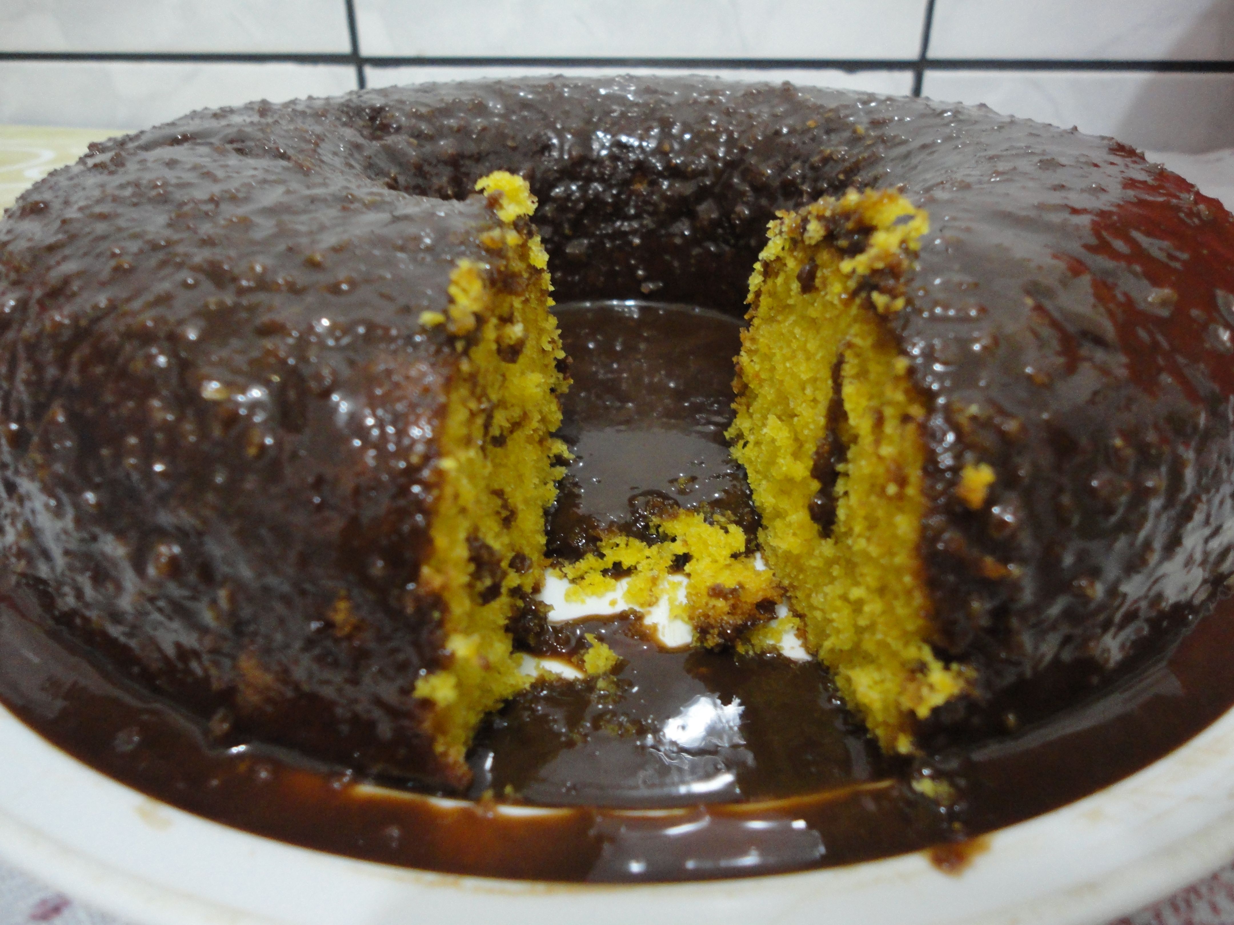 Bolo de cenoura com calda de chocolate e aveia