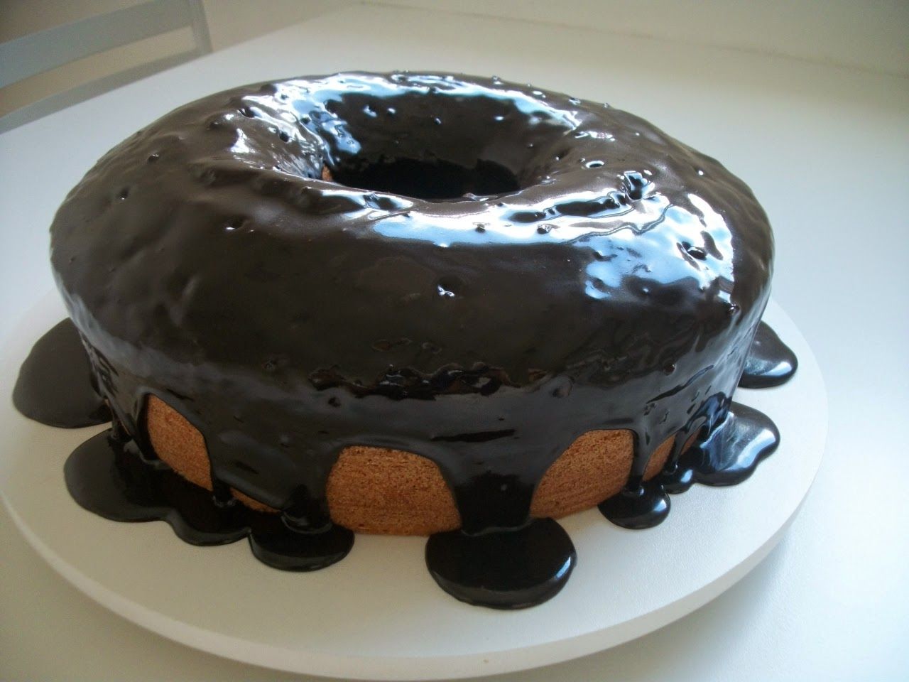 Bolo de cenoura com calda de chocolate