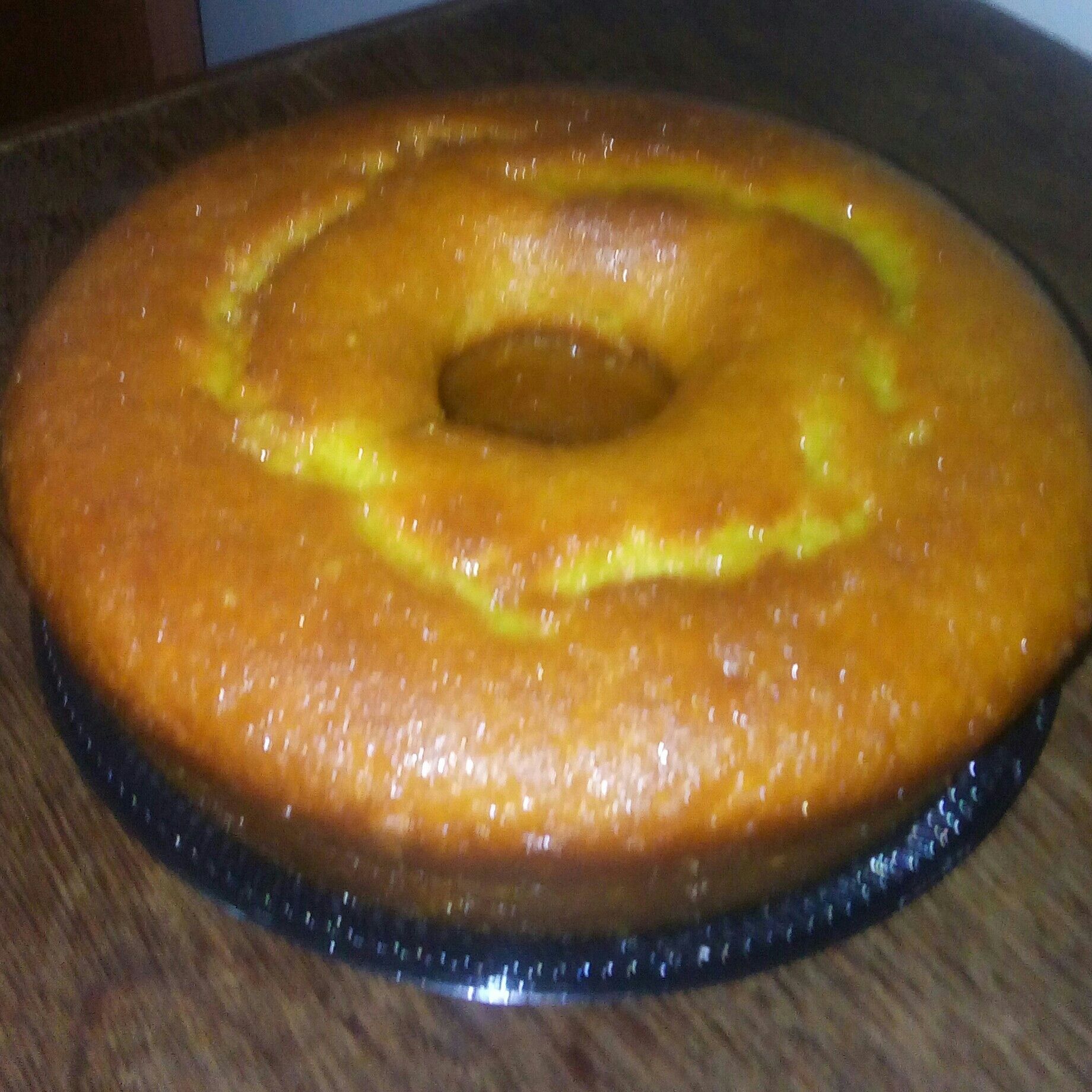 Bolo de cenoura com calda de laranja