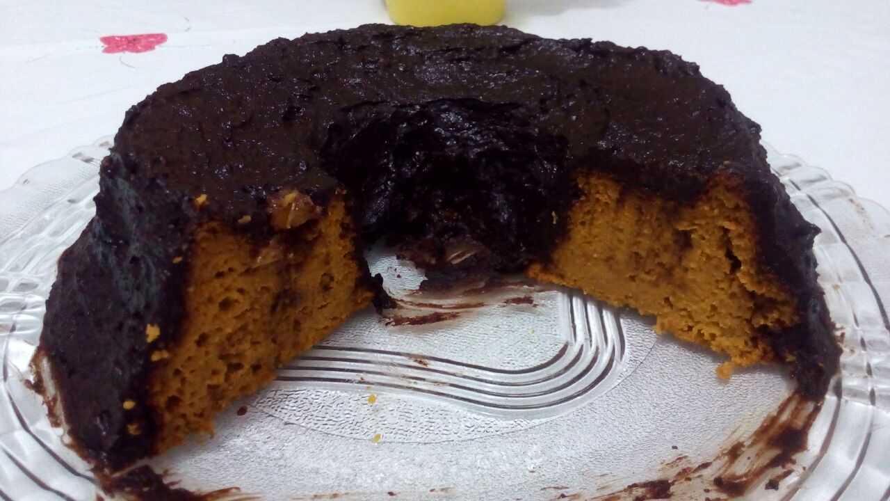 Bolo de cenoura com cobertura de chocolate sem trigo, açúcar e manteiga