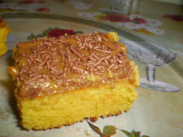 Bolo de cenoura com cobertura de doce de leite