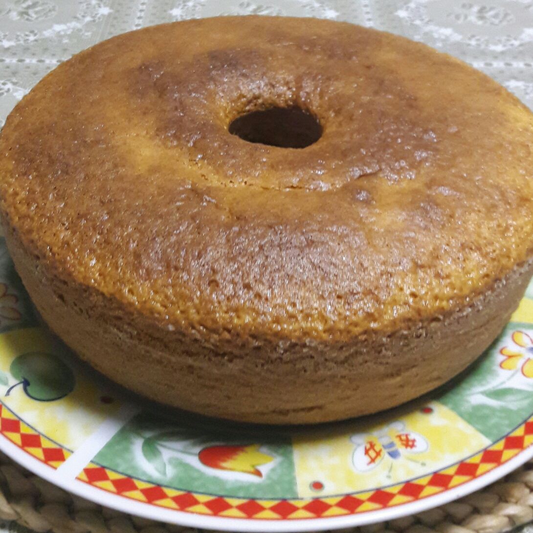 Bolo de cenoura com laranja inteira