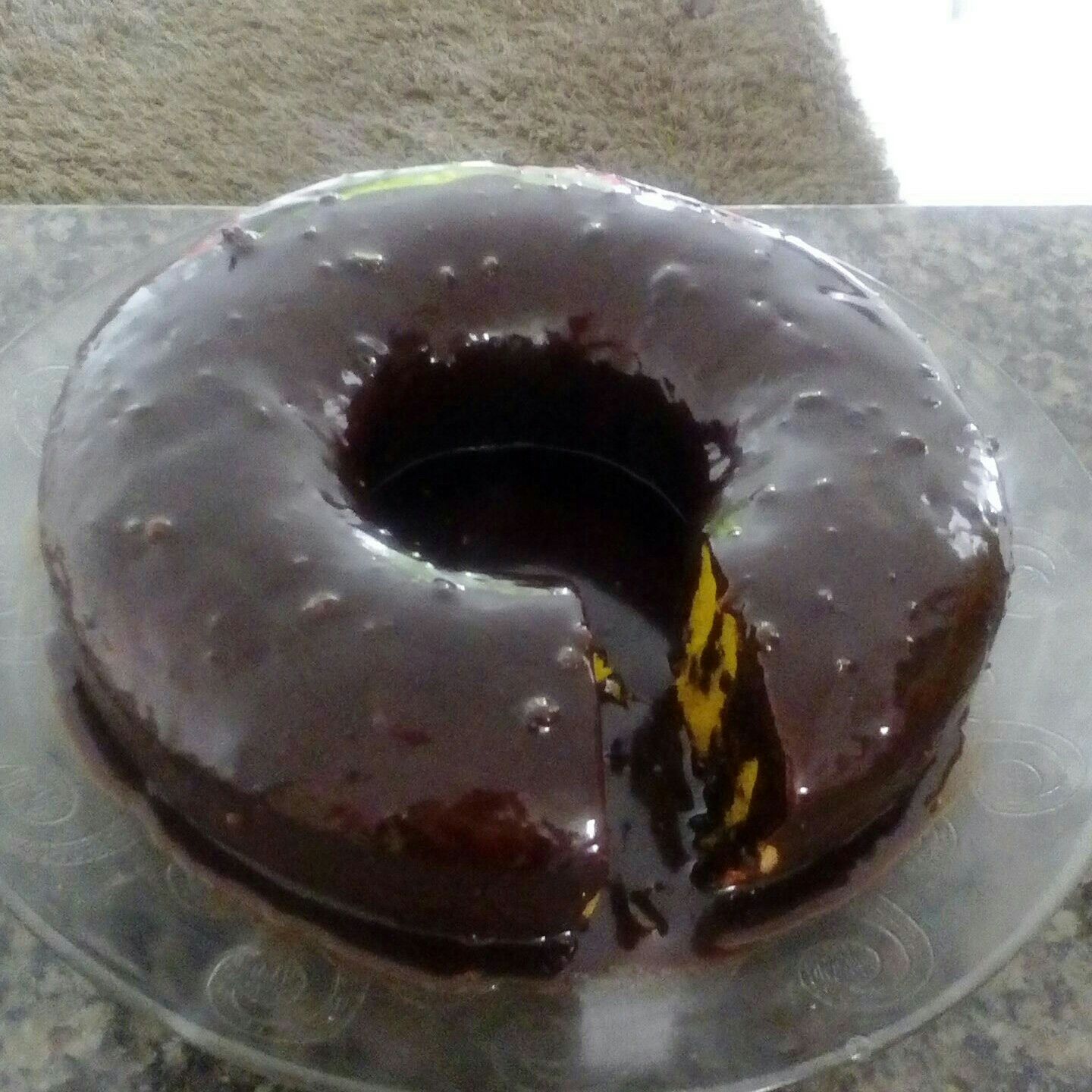 Bolo de cenoura com passas e calda de chocolate