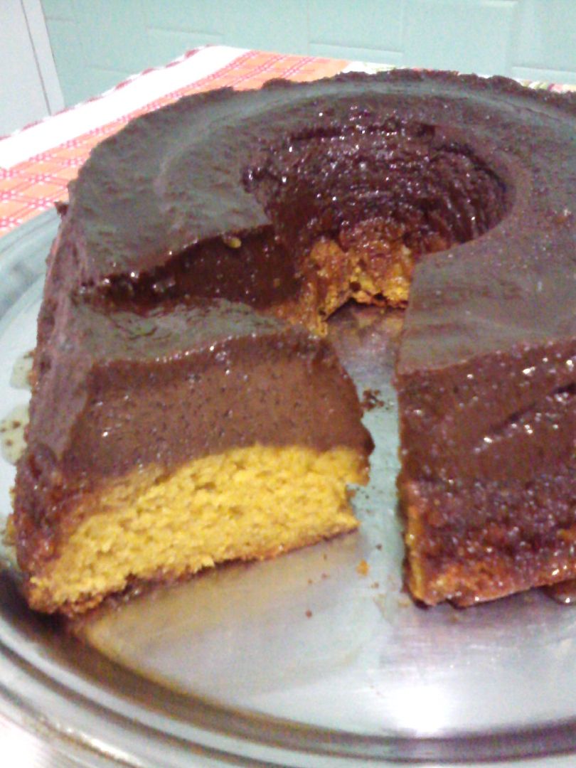 Bolo de cenoura com pudim de chocolate