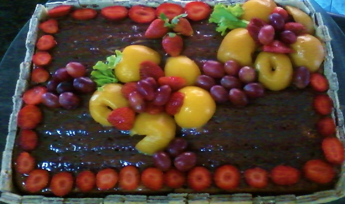 Bolo de cenoura com recheio de morango e cobertura de chocolate