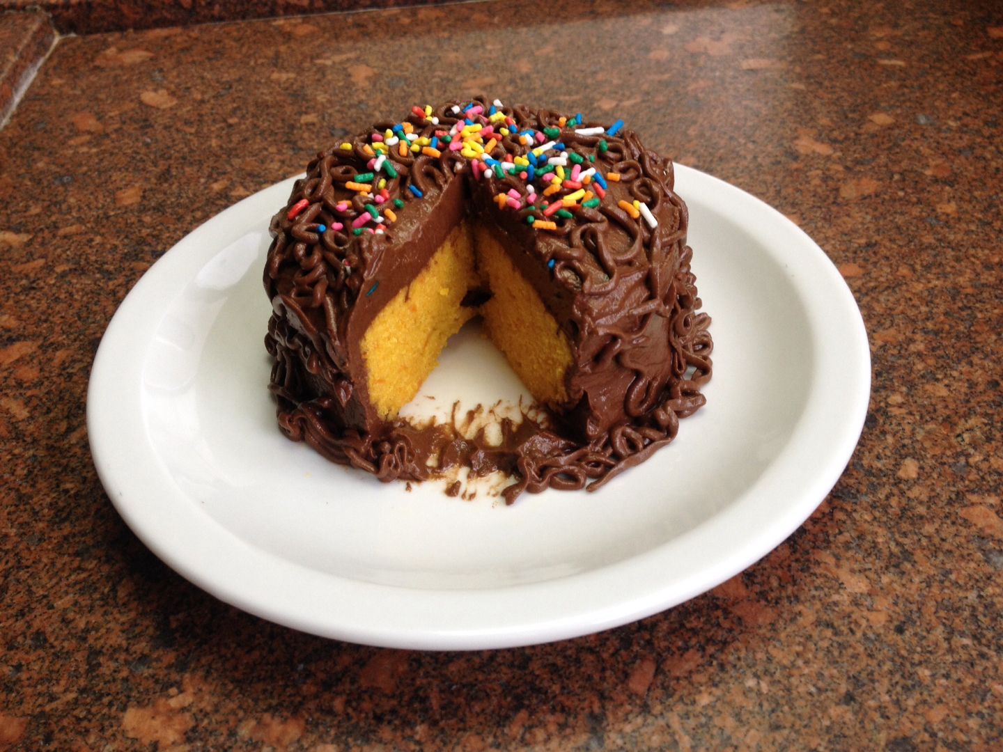 Bolo de cenoura de caneca com ganache