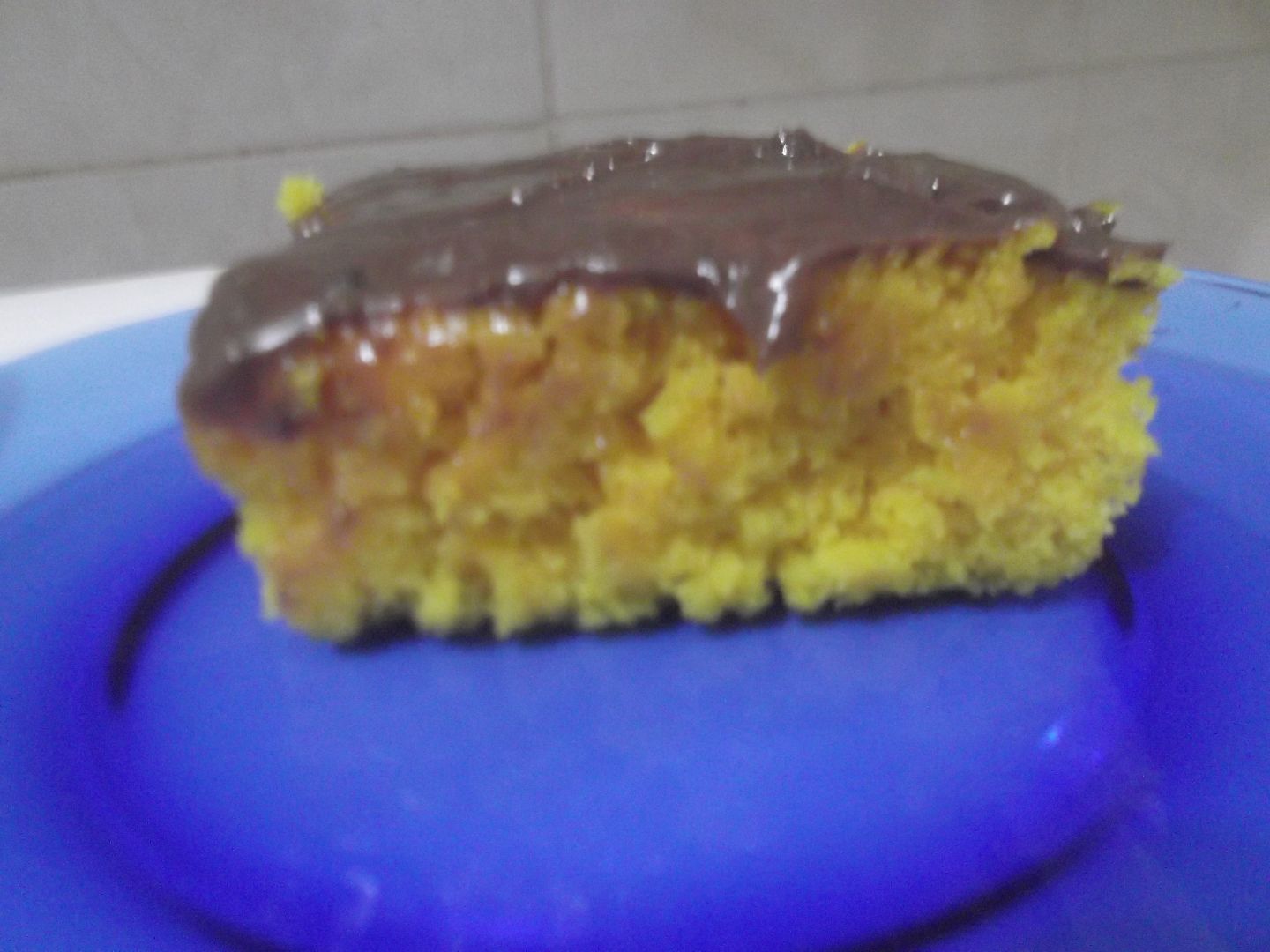 Bolo de cenoura e laranja com cobertura de chocolate