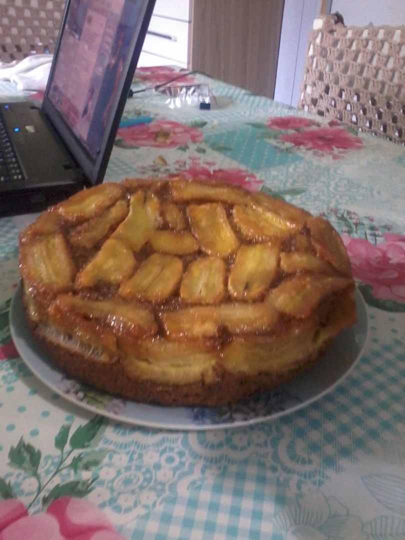 Bolo de chocolate com banana caramelizada