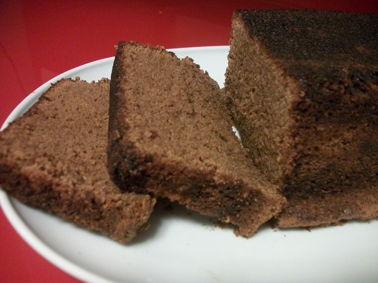 Bolo de chocolate com calda quente de amora