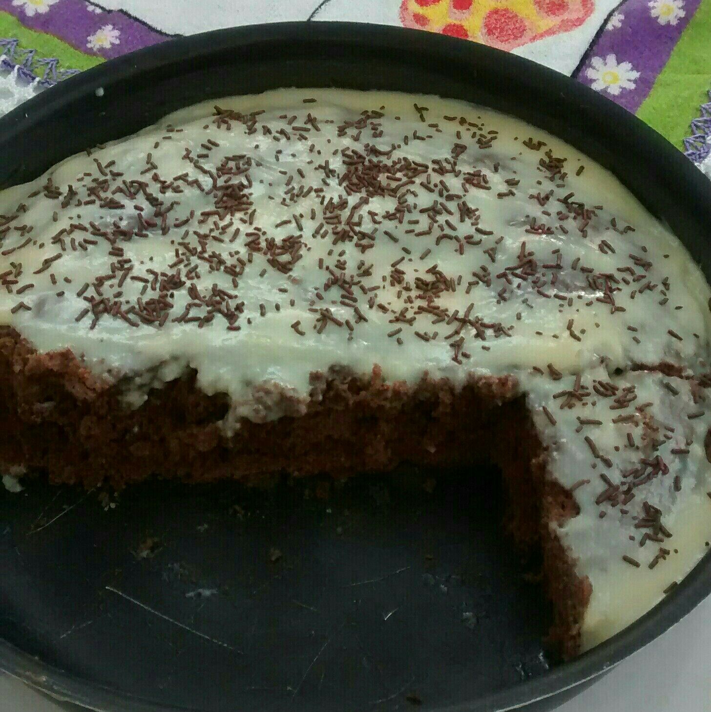 Bolo de chocolate com cobertura branca