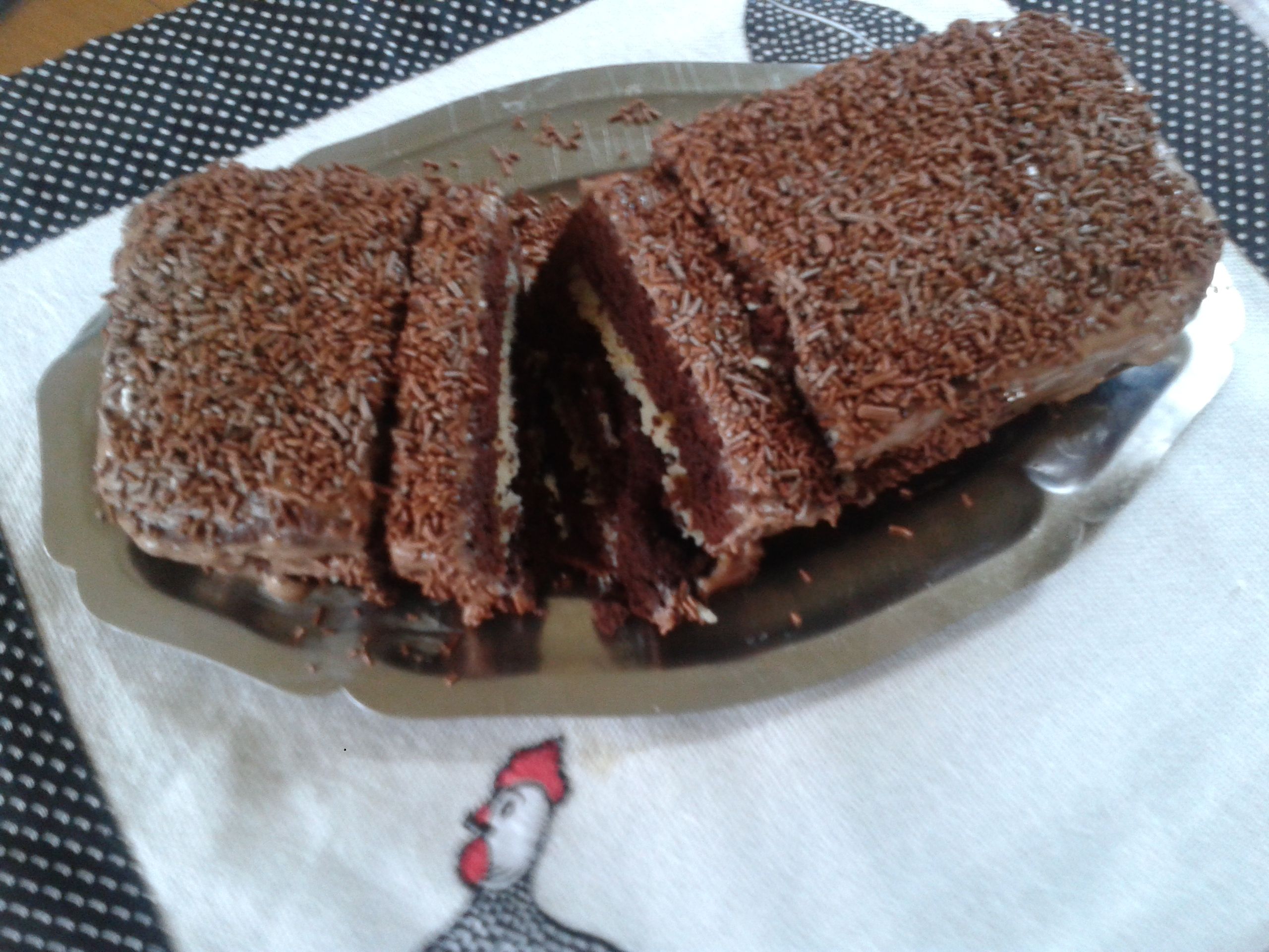 Bolo de chocolate com cobertura de creme de leite com chocolate meio amargo