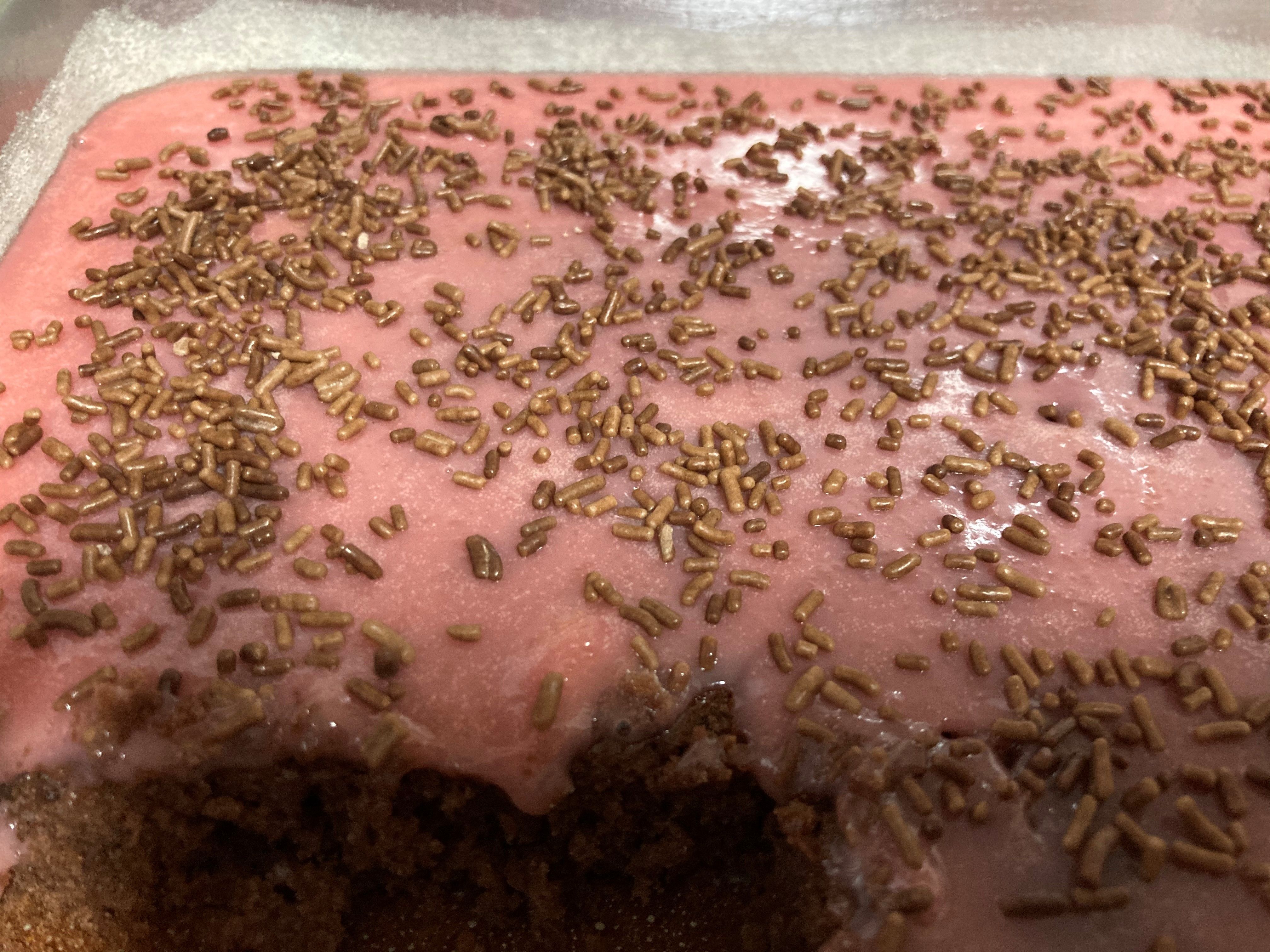 Bolo de chocolate com cobertura de morango – fácil e sem liquidificador e batedeira