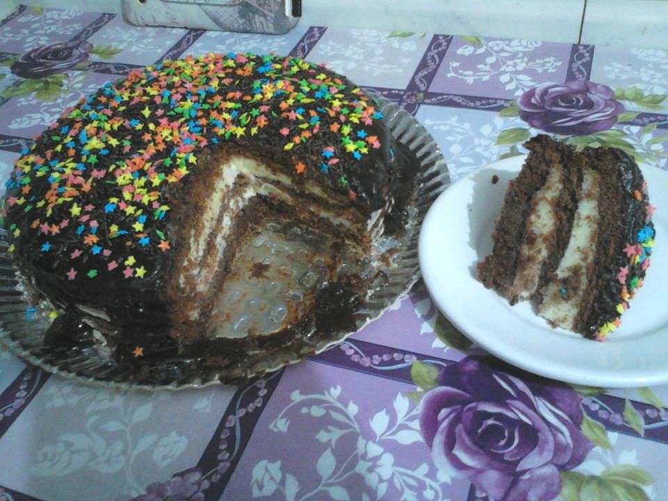 Bolo de chocolate com recheio branco