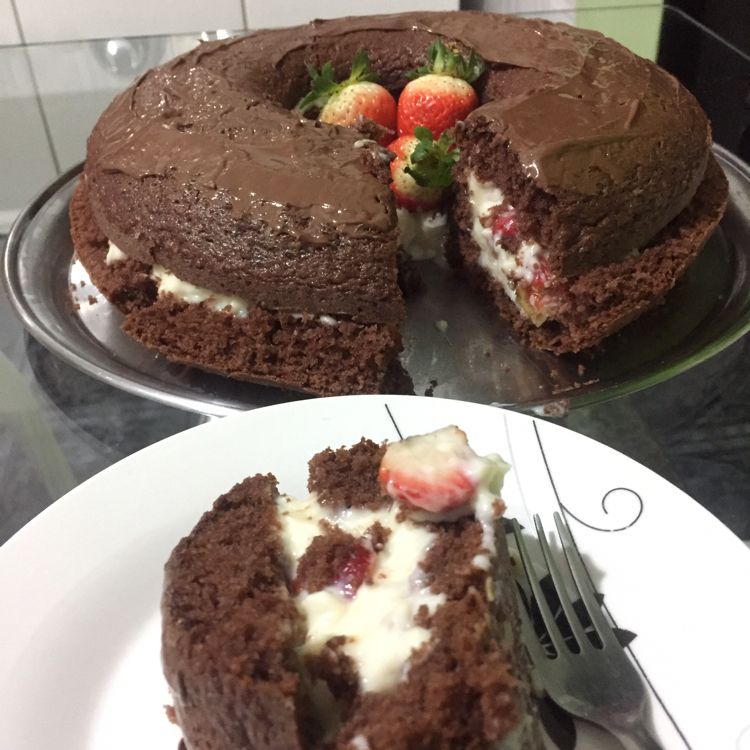 Bolo de chocolate com recheio de morango e creme de avelã com chocolate