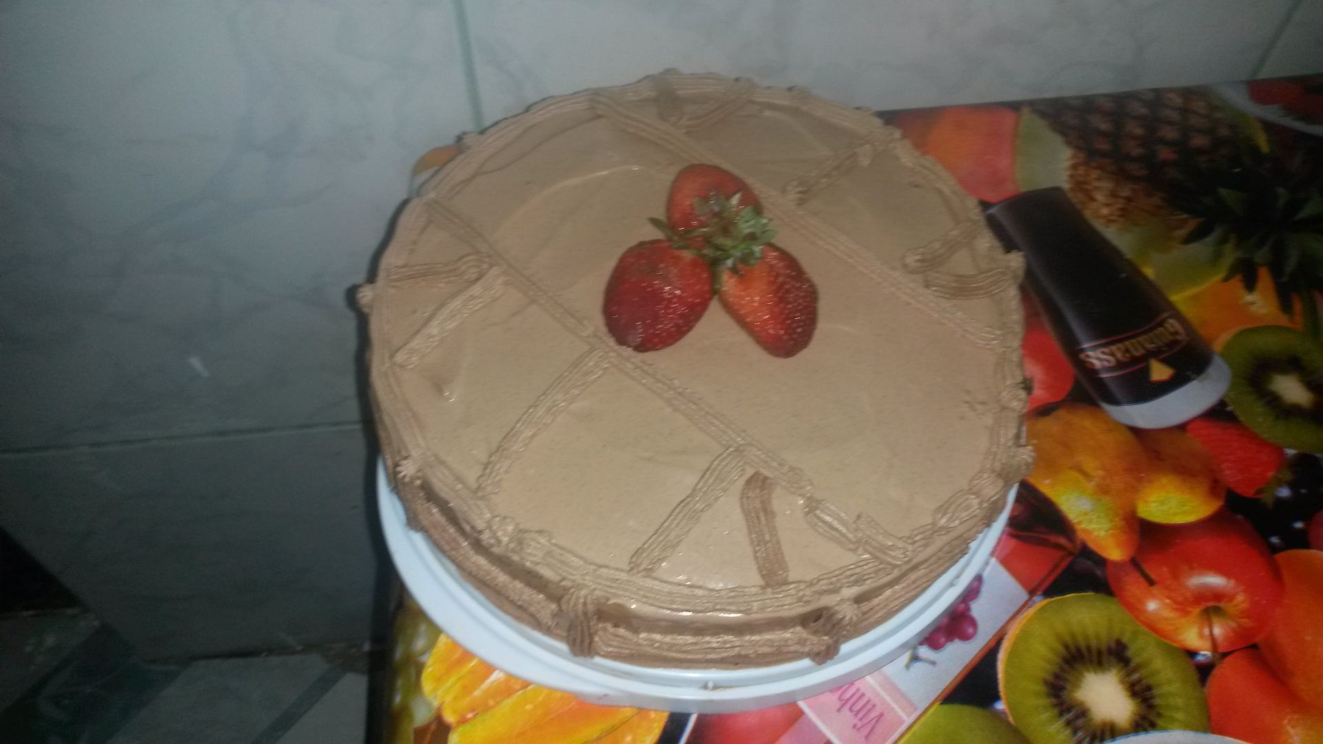 Bolo de chocolate com recheio de morango