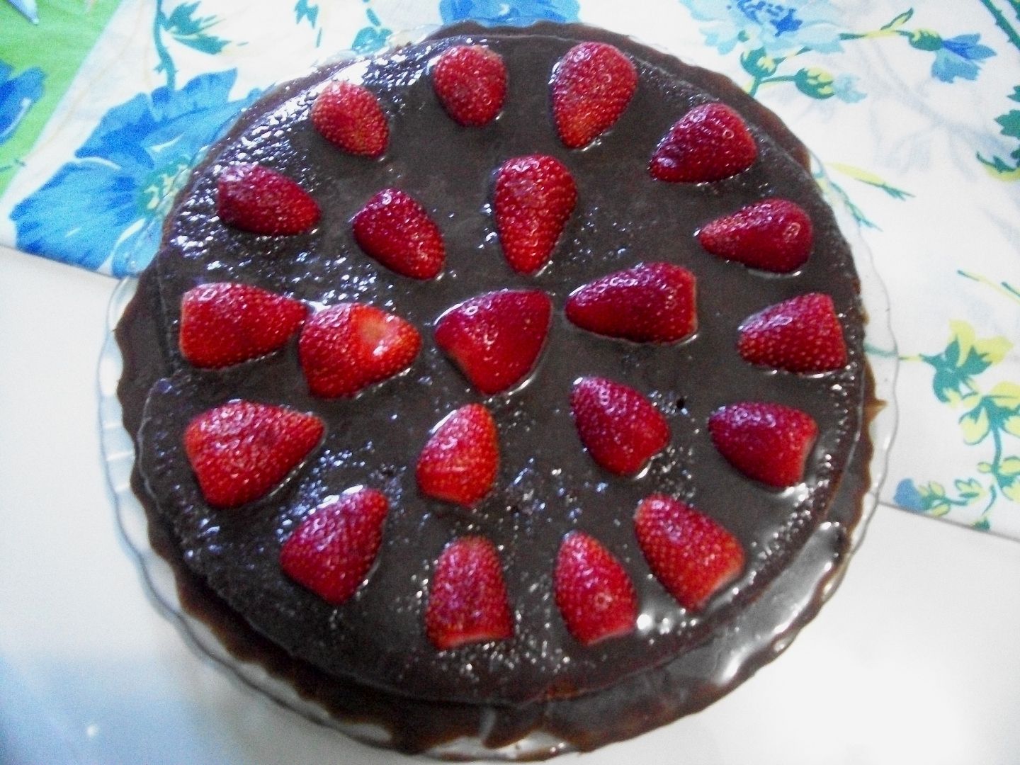 Bolo de chocolate com recheio de morangos e leite condensado