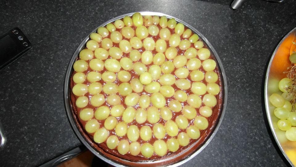 Bolo de chocolate com uvas