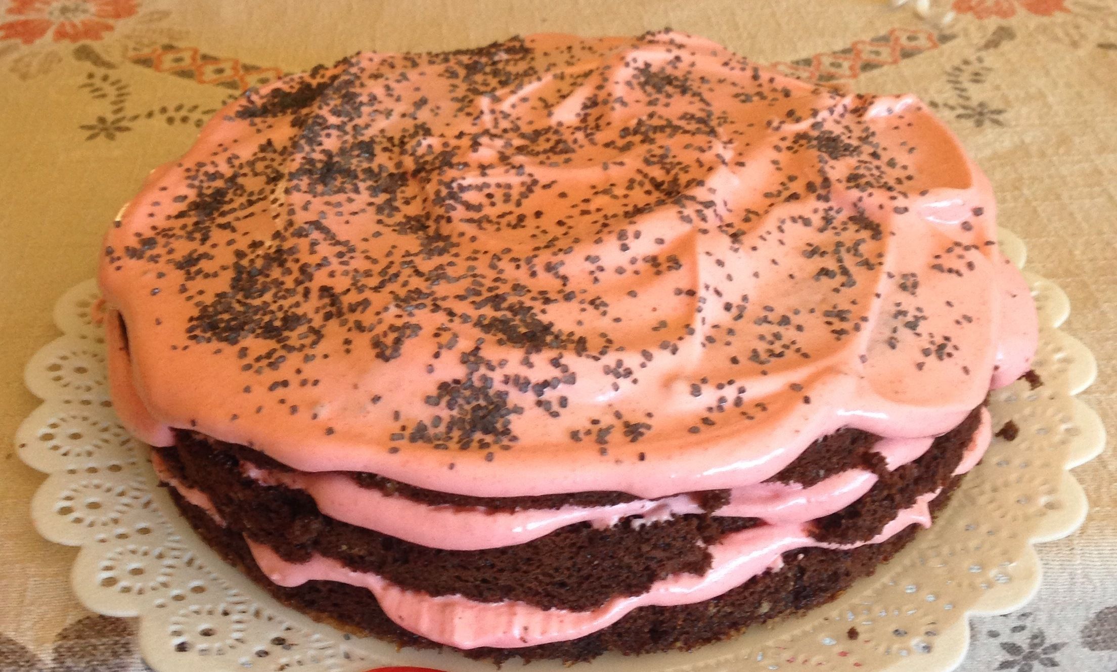 Bolo de chocolate e merengue de morango